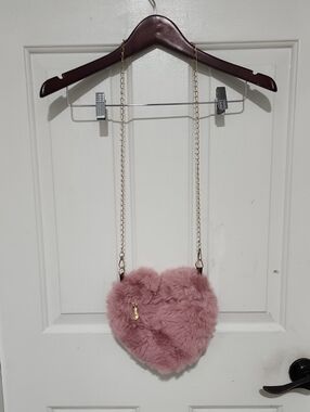 Unbranded Pink Faux Fur Heart Crossbody Bag with Gold Chain